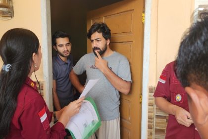 Petugas imigrasi melakukan pemeriksaan dokumen kepada WNA di salah satu apartemen di Jakarta Utara.