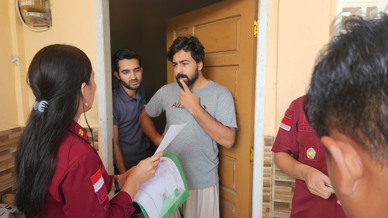 Petugas imigrasi melakukan pemeriksaan dokumen kepada WNA di salah satu apartemen di Jakarta Utara.