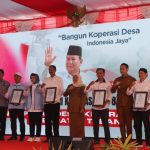 Gubernur Jawa Timur, Staf Khusus Menteri Koperasi Bidang Pembiayaan dan Perizinan Adi Sulistyowati, Kepala Kantor Wilayah Kemenkum Jawa Timur Haris Sukamto, serta Bupati Tuban Aditya Halindra Faridzky dalam acara peresmian Koperasi Merah Putih di Tuban.