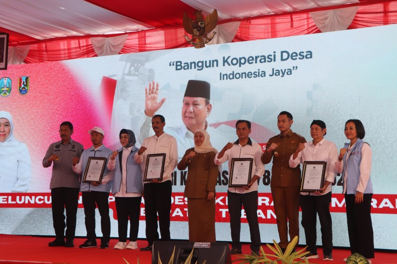 Gubernur Jawa Timur, Staf Khusus Menteri Koperasi Bidang Pembiayaan dan Perizinan Adi Sulistyowati, Kepala Kantor Wilayah Kemenkum Jawa Timur Haris Sukamto, serta Bupati Tuban Aditya Halindra Faridzky dalam acara peresmian Koperasi Merah Putih di Tuban.