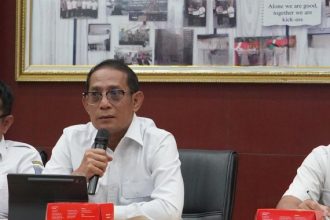 Kepala Kantor Pertanahan Surabaya I, Budi Hartanto memimpin rapat koordinasi.