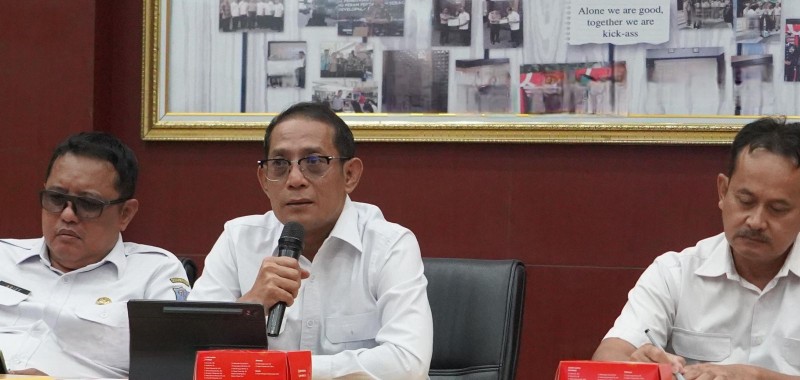 Kepala Kantor Pertanahan Surabaya I, Budi Hartanto memimpin rapat koordinasi.
