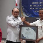 Kepala Kantor Imigrasi Semarang, Ari Widodo memberikan Sertifikat Pengukuhan sebagai Desa Binaan Imigrasi kepada perwakilan Desa Kadirejo.