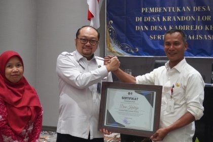 Kepala Kantor Imigrasi Semarang, Ari Widodo memberikan Sertifikat Pengukuhan sebagai Desa Binaan Imigrasi kepada perwakilan Desa Kadirejo.