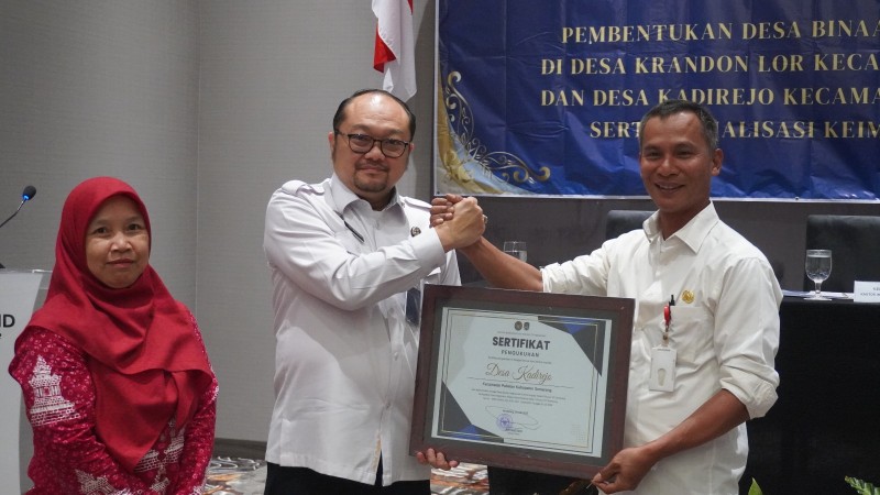 Kepala Kantor Imigrasi Semarang, Ari Widodo memberikan Sertifikat Pengukuhan sebagai Desa Binaan Imigrasi kepada perwakilan Desa Kadirejo.