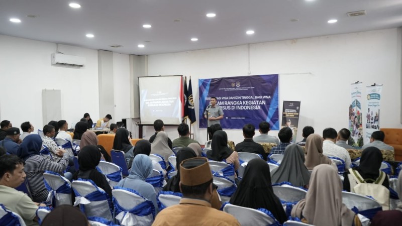 Kepala Kantor Imigrasi Kediri, Antonius Frizky Saniscara Cahya Putra memberikan sambutan pada acara sosialisasi APOA.