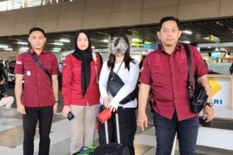 Petugas imigrasi mengawal deportasi WNA asal Jepang, berinisial MO, yang kedapatan menyalahgunakan Visa on Arrival (VoA).