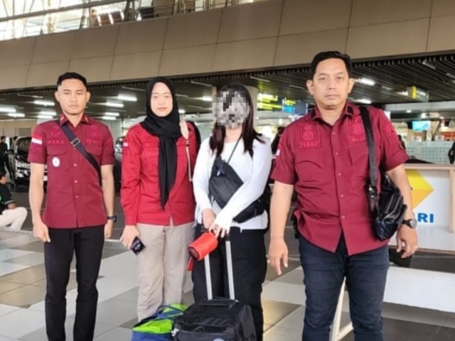 Petugas imigrasi mengawal deportasi WNA asal Jepang, berinisial MO, yang kedapatan menyalahgunakan Visa on Arrival (VoA).