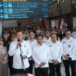 Menteri Koordinator Bidang Infrastruktur dan Pembangunan Kewilayahan, Agus Harimurti Yudhoyono bersama Menteri Imigrasi dan Pemasyarakatan, Agus Andrianto dan jajaran Imigrasi
