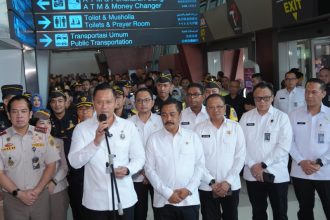 Menteri Koordinator Bidang Infrastruktur dan Pembangunan Kewilayahan, Agus Harimurti Yudhoyono bersama Menteri Imigrasi dan Pemasyarakatan, Agus Andrianto dan jajaran Imigrasi