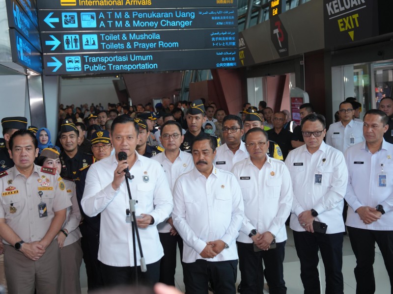 Menteri Koordinator Bidang Infrastruktur dan Pembangunan Kewilayahan, Agus Harimurti Yudhoyono bersama Menteri Imigrasi dan Pemasyarakatan, Agus Andrianto dan jajaran Imigrasi