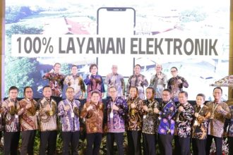 Seluruh jajaran Kanwil BPN Jawa Timur dan para kepala kantor berfoto bersama dalam Rapat Monitoring dan Evaluasi PTSL yang digelar di Hotel Harris, Malang.
