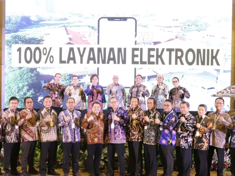 Seluruh jajaran Kanwil BPN Jawa Timur dan para kepala kantor berfoto bersama dalam Rapat Monitoring dan Evaluasi PTSL yang digelar di Hotel Harris, Malang.