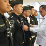 Sekretaris Direktorat Jenderal Imigrasi, Sandi Andaryadi, menyematkan simbolis bodycam kepada lima petugas Imigrasi di bandara.
