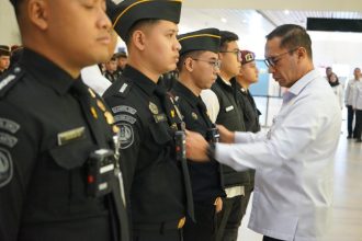Sekretaris Direktorat Jenderal Imigrasi, Sandi Andaryadi, menyematkan simbolis bodycam kepada lima petugas Imigrasi di bandara.