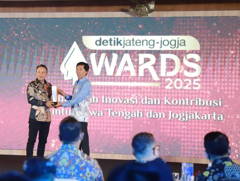 Kakanwil BPN Jawa Tengah Lampri, ketika menerima penghargaan atas kinerja untuk BPN.