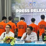 Kakanwil Ditjen Imigrasi Maluku Utara, Mohammad Ridwan didampingi Kakanim Ternate, Pitono, memberikan keterangan kepada wartawan menyangkut penangkapan WNA.