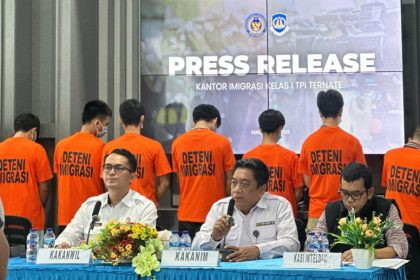 Kakanwil Ditjen Imigrasi Maluku Utara, Mohammad Ridwan didampingi Kakanim Ternate, Pitono, memberikan keterangan kepada wartawan menyangkut penangkapan WNA.
