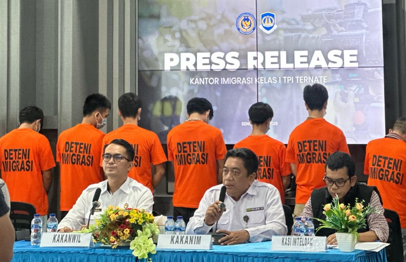 Kakanwil Ditjen Imigrasi Maluku Utara, Mohammad Ridwan didampingi Kakanim Ternate, Pitono, memberikan keterangan kepada wartawan menyangkut penangkapan WNA.