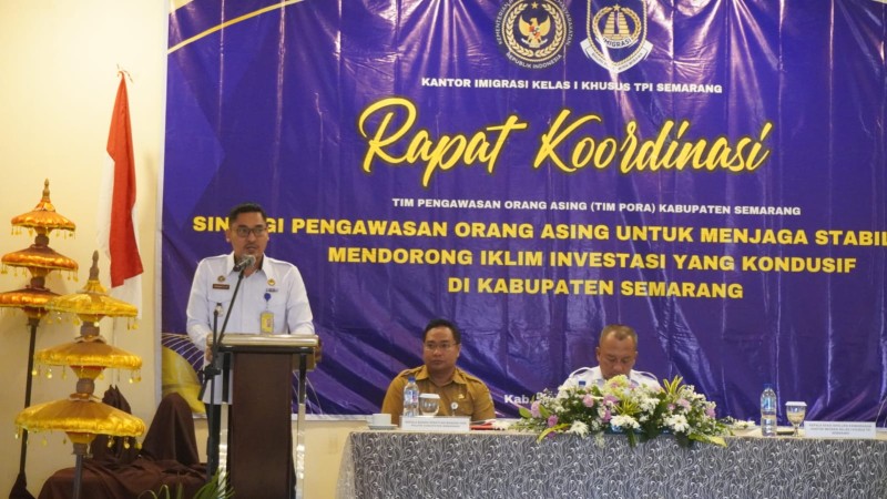 Kepala Seksi Intelijen Keimigrasian, Bramantyo Andhika Putra memberikan sambutan pada acara rakor Timpora Kabupaten Semarang.