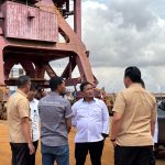 Ketua Tim Revitalisasi dan Koordinasi TPI Laut Ditjen Imigrasi, Arief Satriawan bersama jajaran Imigrasi Kendari melakukan monitoring dan evaluasi langsung ke lapangan di Pelabuhan Muara Sampara.