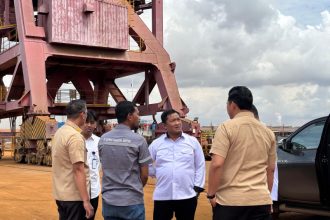 Ketua Tim Revitalisasi dan Koordinasi TPI Laut Ditjen Imigrasi, Arief Satriawan bersama jajaran Imigrasi Kendari melakukan monitoring dan evaluasi langsung ke lapangan di Pelabuhan Muara Sampara.