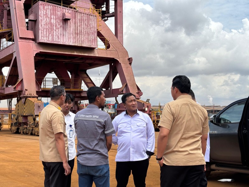 Ketua Tim Revitalisasi dan Koordinasi TPI Laut Ditjen Imigrasi, Arief Satriawan bersama jajaran Imigrasi Kendari melakukan monitoring dan evaluasi langsung ke lapangan di Pelabuhan Muara Sampara.