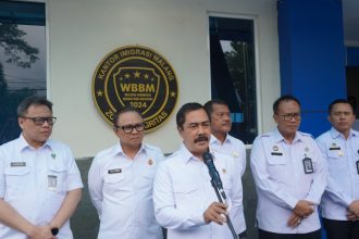 Menteri Imigrasi dan Pemasyarakatan Republik Indonesia, Agus Andrianto, memberikan sambutan di Kantor Imigrasi Malang.
