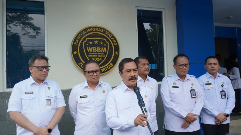 Menteri Imigrasi dan Pemasyarakatan Republik Indonesia, Agus Andrianto, memberikan sambutan di Kantor Imigrasi Malang.