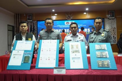Kepala Kantor Imigrasi Malang, Anggoro Widjanarko menunjukkan barang bukti (BB) milik WNA yang diamankan.