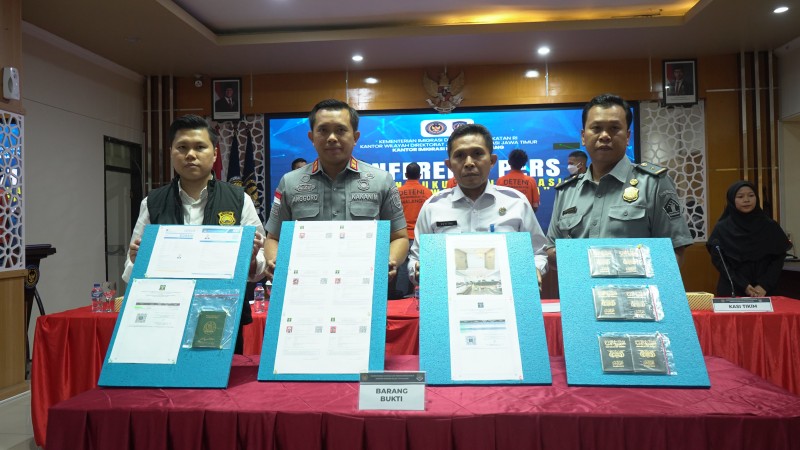 Kepala Kantor Imigrasi Malang, Anggoro Widjanarko menunjukkan barang bukti (BB) milik WNA yang diamankan.