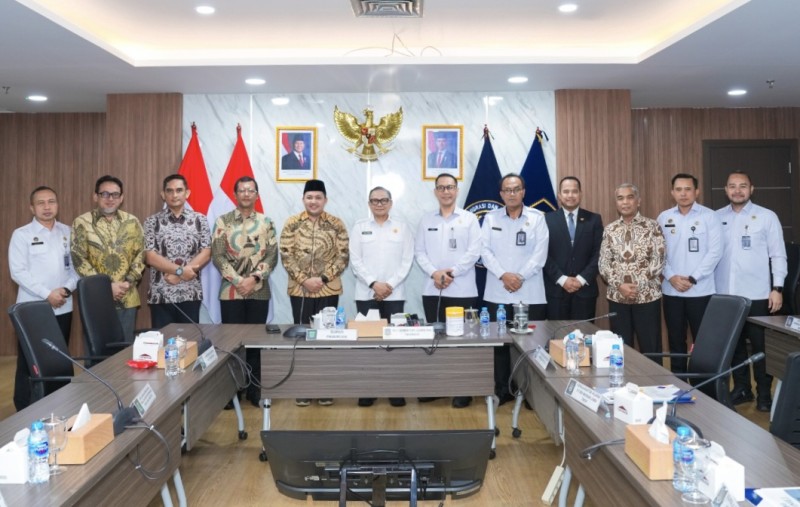 Kegiatan audiensi bersama dengan Plt Dirjen Imigrasi Yuldi Yusman ditutup dengan berfoto bersama.