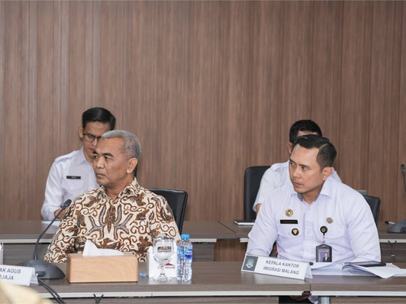 Agus Widjaja dan Kepala Kantor Imigrasi Malang, Anggoro Widjanarko.
