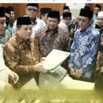 Kepala Kanwil BPN Jatim, Asep Heri, bersama Walikota Surabaya Eri Cahyadi memberikan penjelasan kepada masyarakat terkait sertifikasi wakaf.