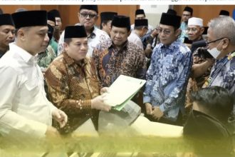 Kepala Kanwil BPN Jatim, Asep Heri, bersama Walikota Surabaya Eri Cahyadi memberikan penjelasan kepada masyarakat terkait sertifikasi wakaf.