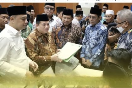 Kepala Kanwil BPN Jatim, Asep Heri, bersama Walikota Surabaya Eri Cahyadi memberikan penjelasan kepada masyarakat terkait sertifikasi wakaf.