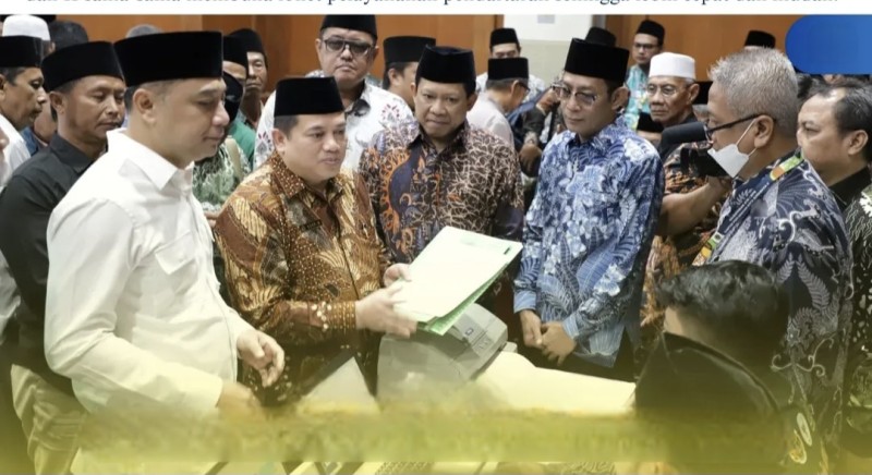 Kepala Kanwil BPN Jatim, Asep Heri, bersama Walikota Surabaya Eri Cahyadi memberikan penjelasan kepada masyarakat terkait sertifikasi wakaf.