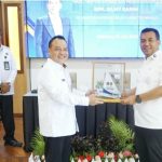 Kakanwil Ditjen Imigrasi Suasana Barat, Said Noviansyah (kiri), memberikan cenderamata kepada Wakil Menteri Imigrasi dan Pemasyarakatan, Silmy Karim saat melakukan kunjungan kerja di Sulbar.