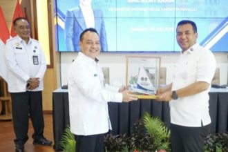 Kakanwil Ditjen Imigrasi Suasana Barat, Said Noviansyah (kiri), memberikan cenderamata kepada Wakil Menteri Imigrasi dan Pemasyarakatan, Silmy Karim saat melakukan kunjungan kerja di Sulbar.