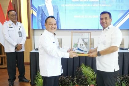 Kakanwil Ditjen Imigrasi Suasana Barat, Said Noviansyah (kiri), memberikan cenderamata kepada Wakil Menteri Imigrasi dan Pemasyarakatan, Silmy Karim saat melakukan kunjungan kerja di Sulbar.