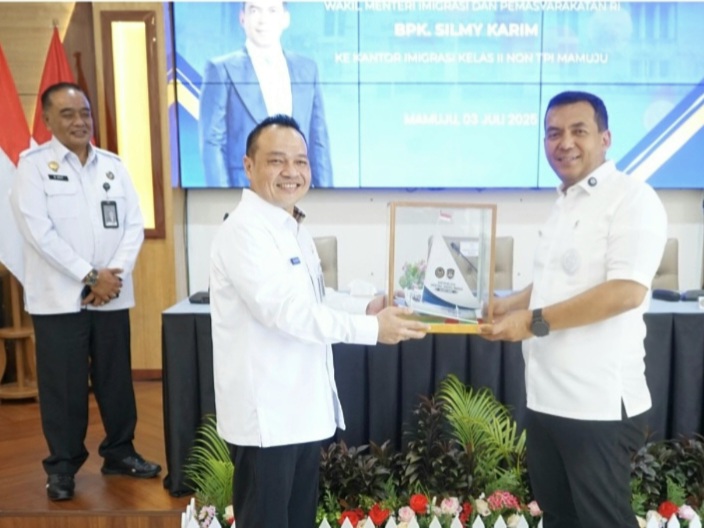 Kakanwil Ditjen Imigrasi Suasana Barat, Said Noviansyah (kiri), memberikan cenderamata kepada Wakil Menteri Imigrasi dan Pemasyarakatan, Silmy Karim saat melakukan kunjungan kerja di Sulbar.
