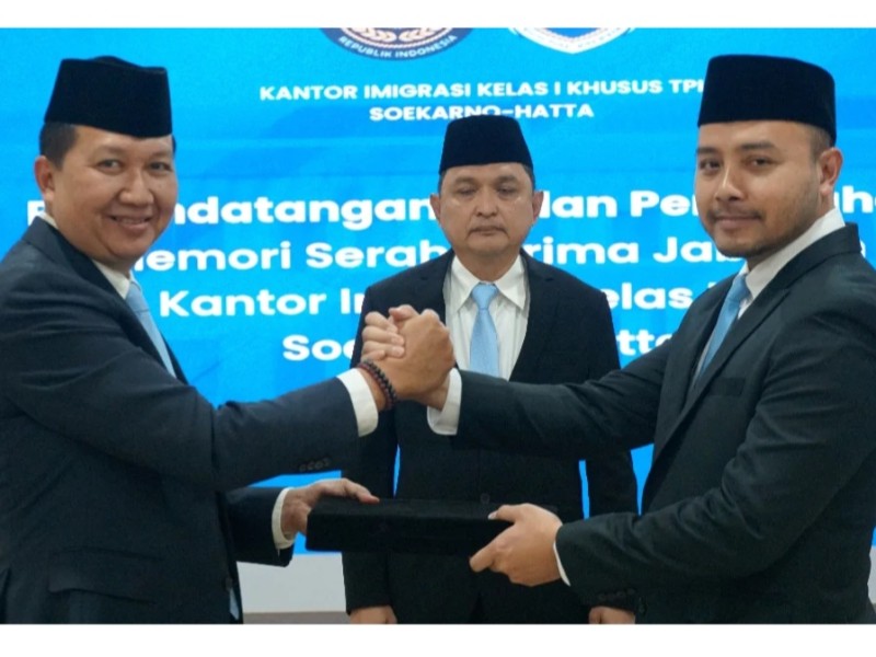 Pamuji Raharja, memimpin langsung prosesi Serah Terima Jabatan (Sertijab) Kepala Kantor Imigrasi Kelas I Khusus TPI Soekarno-Hatta, dari Johanes Fanny Satria Cahya Aprianto kepada Pelaksana Tugas (Plt) Galih Priya Kartika Perdhana,