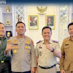DARI KIRI: Letkol Inf Dedyk Wahyu Widodo, Kombespol Christian Tobing, Nursuliantoro, dan Bupati Sidoarjo Subandi berfoto bersama usai silaturahmi.
