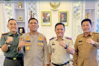DARI KIRI: Letkol Inf Dedyk Wahyu Widodo, Kombespol Christian Tobing, Nursuliantoro, dan Bupati Sidoarjo Subandi berfoto bersama usai silaturahmi.