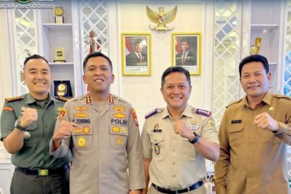 DARI KIRI: Letkol Inf Dedyk Wahyu Widodo, Kombespol Christian Tobing, Nursuliantoro, dan Bupati Sidoarjo Subandi berfoto bersama usai silaturahmi.