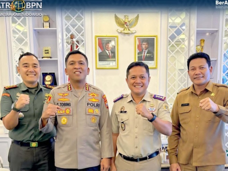 DARI KIRI: Letkol Inf Dedyk Wahyu Widodo, Kombespol Christian Tobing, Nursuliantoro, dan Bupati Sidoarjo Subandi berfoto bersama usai silaturahmi.