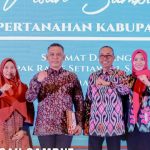 Kakantah Gresik baru, Rarif Setiawan, S.ST., M.H. (dua dari kiri) foto bersama dengan Kakantah sebelumnya, Kamaruddin, S.H., M.H beserta istri dalam acara pisah sambut.