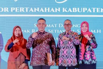 Kakantah Gresik baru, Rarif Setiawan, S.ST., M.H. (dua dari kiri) foto bersama dengan Kakantah sebelumnya, Kamaruddin, S.H., M.H beserta istri dalam acara pisah sambut.
