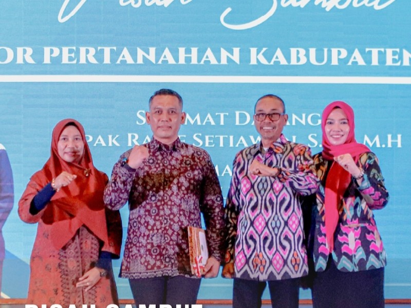 Kakantah Gresik baru, Rarif Setiawan, S.ST., M.H. (dua dari kiri) foto bersama dengan Kakantah sebelumnya, Kamaruddin, S.H., M.H beserta istri dalam acara pisah sambut.