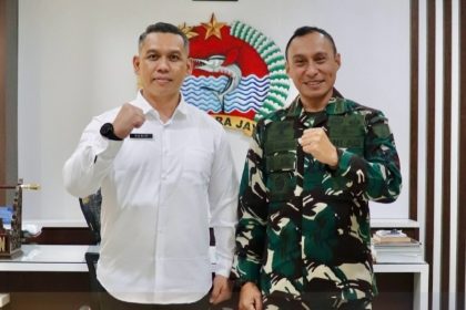 Kepala Kantor Pertanahan Kabupaten Gresik, Rarif Setiawan, S.ST., M.H. bersama Komandan Kodim 0817 Gresik, Letkol Inf Fadly Subur Karamaha.